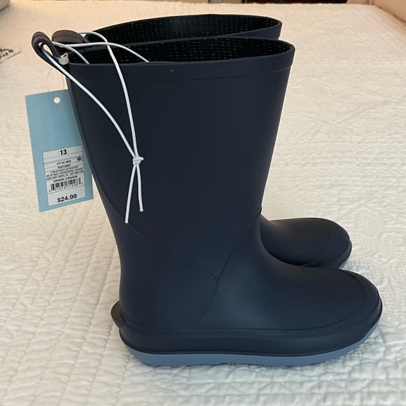 Brand New! Boys rain boots. Size 13 - Picture 2 of 4